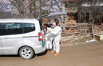 Sağlık çalışanları 90 yaşındaki Şehriye ninenin Kovid-19 aşısı için yollara düştü