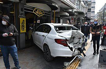 Samsun'da cipin çarptığı otomobil kafeye girdi: 4 yaralı