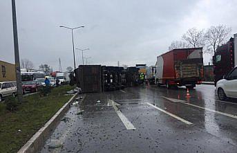 Samsun'da damperi açık kalan tır direğe çarparak devrildi