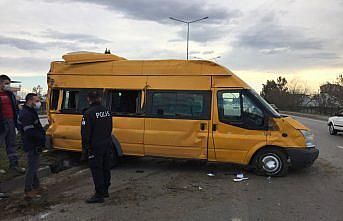 Samsun'da minibüs ile kamyonet çarpıştı: 3 yaralı