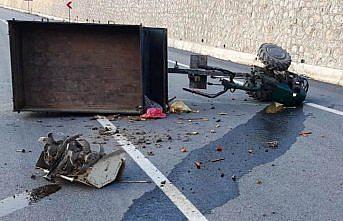 Taşova'da tarım aracı devrildi: 2 yaralı