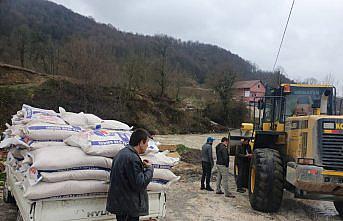 Yığılca'da hayvanlarına yem ulaştıramayan besiciye ekipler yardım etti