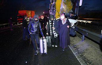 Yolcu otobüsü arızalanan kamyona çarptı: 3 yaralı