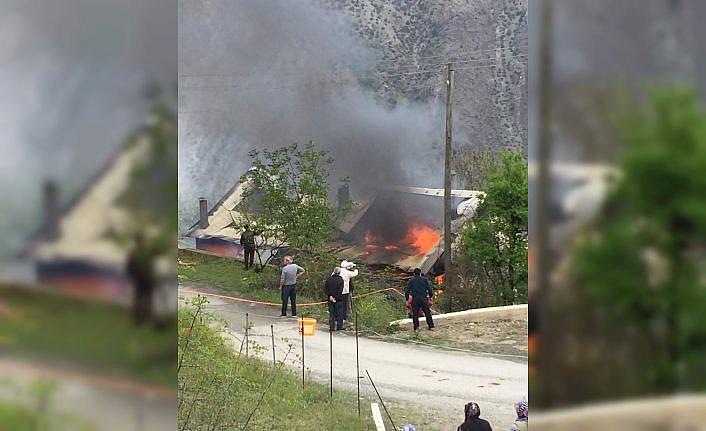 Artvin'de iki katlı ev yanarak kullanılamaz hale geldi