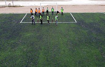 Bayburt'ta öğretmenler atıl sentetik çimden öğrencileri için saha yaptı
