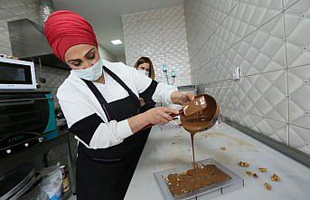 Çocukları için çikolata yapımını öğrenen kadın, kendini geliştirerek imalathane kurdu