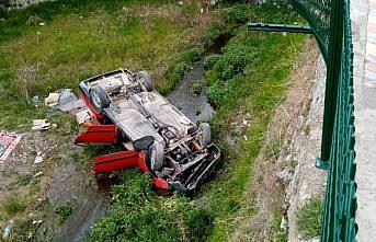 Çorum'da dereye devrilen otomobilin sürücüsü yaralandı