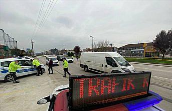 Düzce'de kısıtlama denetiminde araçlarında uyuşturucu bulunan 2 kişi gözaltına alındı