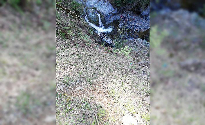 Giresun'da dereye yuvarlanan otomobilin sürücüsü öldü