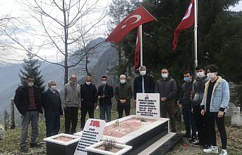 Giresun'da lise öğretmen ve öğrencileri şehit mezarını ziyaret etti