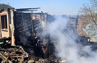 GÜNCELLEME 2- Kastamonu'da odunlukta çıkan ve 4 eve sıçrayan yangın kontrol altına alındı