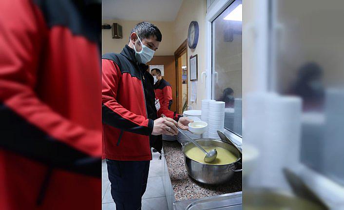 İtfaiyeciler ilk iftarı görev başında yaptı