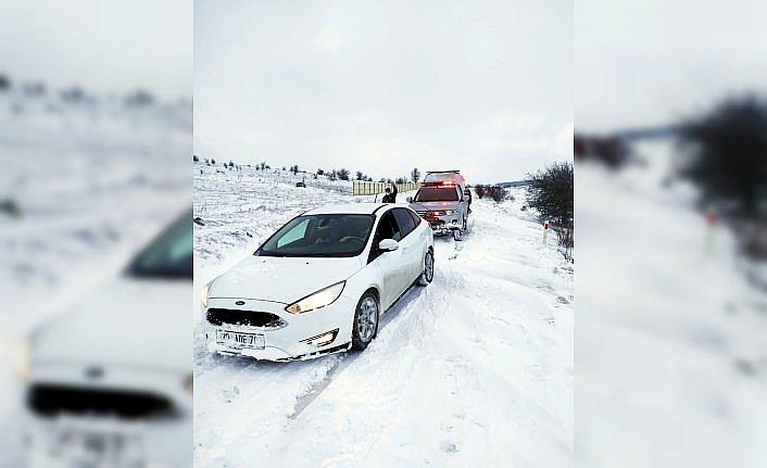 Karabük'te aracı kara saplanan 2 kişi kurtarıldı