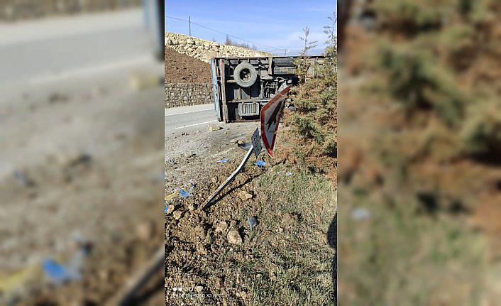 Karabük'te devrilen kargo kamyonunun sürücüsü kazayı yara almadan atlattı