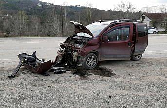 Karabük'te kontrolden çıkan hafif ticari araç elektrik direğine çarptı