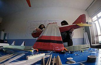 Model uçak tasarlayan liseliler, TEKNOFEST'te başarılı olmayı hedefliyor