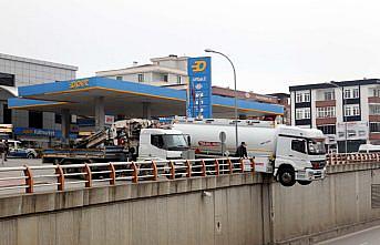 Samsun'da sürücüsünün el frenini çekmeyi unuttuğu tanker viyadükte asılı kaldı
