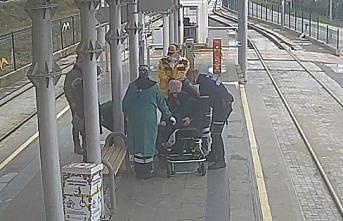 Samsun'da tramvay beklerken kalp krizi geçiren kişiyi güvenlik görevlisi kurtardı