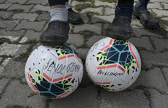 Şenol Güneş'ten Gümüşhaneli aileye imzalı top hediyesi