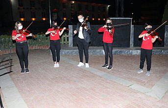 Taşova'da öğrenciler, 23 Nisan'ı İstiklal Marşı'nı kemanla çalarak kutladı