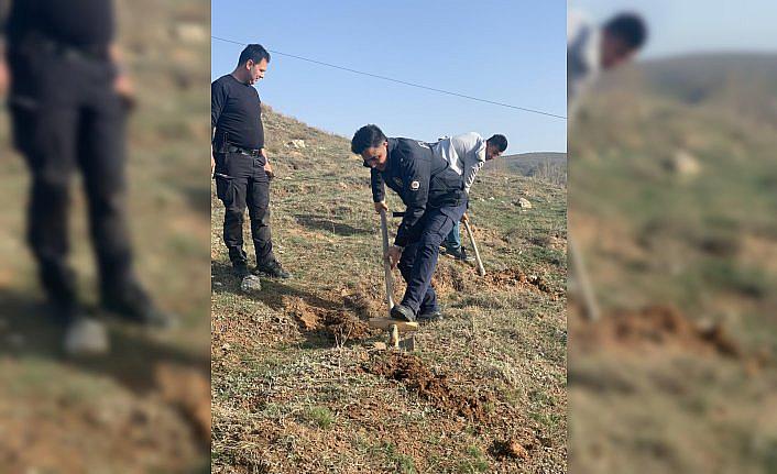 Yeşilyurt'ta polisler 70 fidanı toprakla buluşturdu