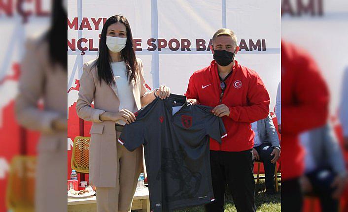 AK Parti'li Karaaslan Samsun'da 19 milli sporcu ile buluştu