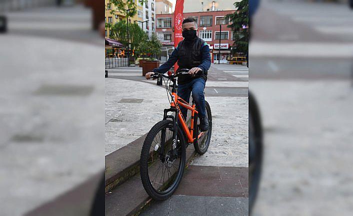 Bakan Kasapoğlu, 12 yaşındaki Yılmaz'ın bisiklet isteğini yerine getirdi