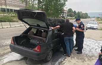 Bartın'da seyir halindeyken alev alan otomobil kullanılamaz hale geldi