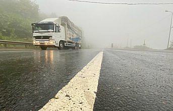 Bolu Dağı'nda sağanak ve yoğun sis ulaşımı olumsuz etkiliyor