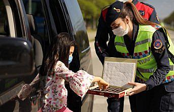 Bolu'da jandarma ve polis sürücülere bayram çikolatası ikram etti