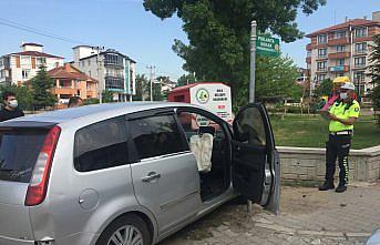 Bolu'da otomobil geri dönüşüm kutusuna çarptı: 1 yaralı
