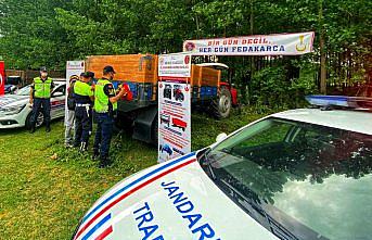 Düzce'de jandarmadan traktör sürücülerine eğitim