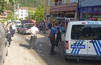 Düzce'de seyir halindeyken yangın çıkan otomobil kullanılamaz hale geldi