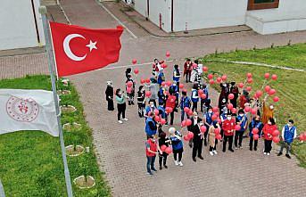 Düzce'de üniversite öğrencileri gökyüzüne 102 Türk bayraklı balon bıraktı