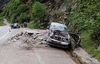 Giresun'da kamyonet yol kenarındaki beton kulübeye çarptı: 2 yaralı