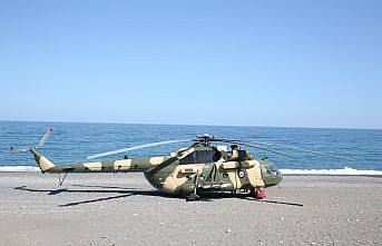 Giresun'da sahile zorunlu iniş yapan Azerbaycan'a ait askeri helikopterdeki arıza giderilmeye çalışılıyor