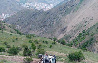 Gümüşhane'de devrilen beton mikserinin sürücüsü yaralandı