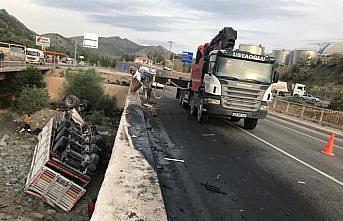 Gümüşhane'de şarampole devrilen tırın sürücüsü öldü
