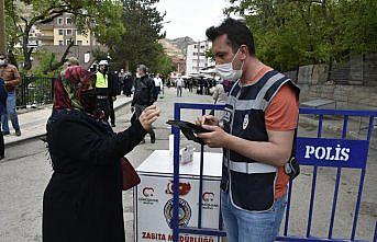 Gümüşhane'de semt pazarı Kovid-19 tedbirlerine uyularak açıldı