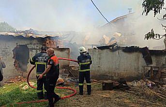 İtfaiyeci dumandan etkilenen danaya suni teneffüs yaptı
