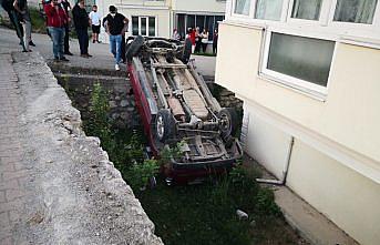 Karabük'te bir kamyonet apartman bahçesine düştü