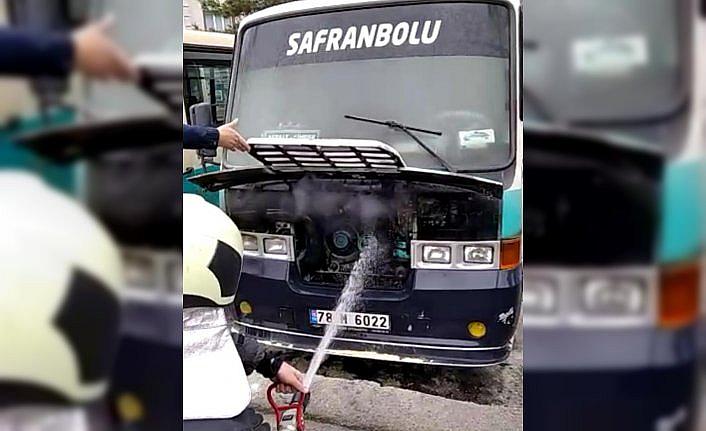 Karabük'te park halindeki minibüs yandı