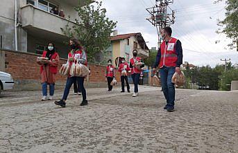 Kastamonu'da Genç Kızılay gönüllüleri kapı kapı dolaşıp vatandaşlara pide dağıtıyor