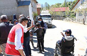 Kastamonu'da Türk Kızılay ekipleri çocuklara götürdüğü bayramlıkla mutlu etti