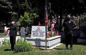 Kısıtlamadan muaf tutulan şehit yakınları kabristan ziyaretinde bulundu