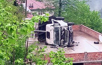 Ordu'da virajda kontrolden çıkan kamyon, yolun alt kısmındaki evin üzerine devrildi