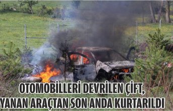 Otomobilleri devrilen çift, yanan araçtan son anda kurtarıldı