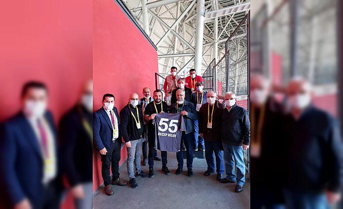 Pakistan'daki patlamada yaralanan AA muhabiri Bilek'e Samsunspor forması hediye edildi