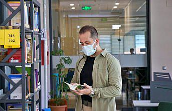 Polis memurunun bilim kurgu merakı kitap yazdırdı