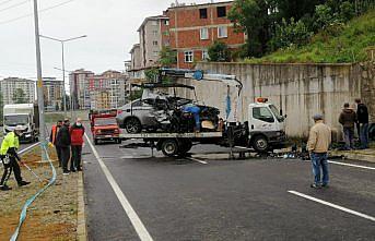 Rize'de otomobil duvara çarptı: 1 ölü, 1 yaralı